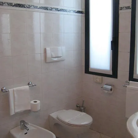 מלון Arosio Hotel